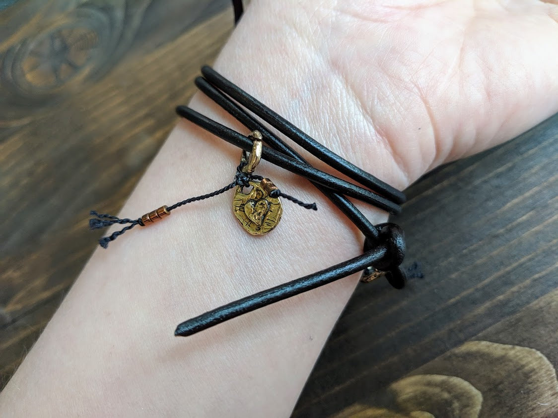 The bracelet is finished off with a gold bronze button and leather loop. A heart charm adds another touch of gold and an element of fun. The heart charm can freely move around the bracelet so you can enjoy it from all sides. 